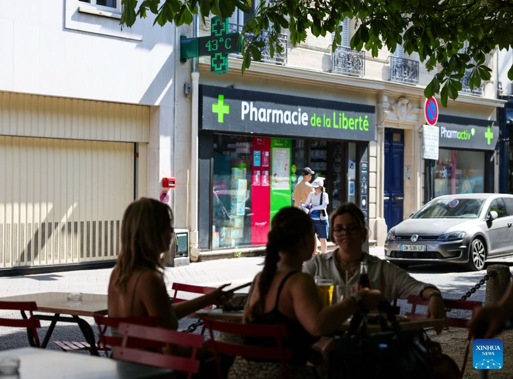 A pharmacy sign displays the outdoor temperature of 43 degrees Celsius in Paris, France, on June 22, 2026. (Photo: Xinhua)