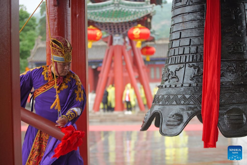 A staff member rings a bell during a ceremony worshiping Fuxi, a mythical ancestor of the Chinese nation, in Tianshui, northwest China's Gansu Province, June 21, 2026. Tianshui is known as the birthplace of the mythical figure, who is worshiped for his contribution to teaching people about fishing, hunting and animal husbandry. According to historical records, the annual commemoration of Fuxi has a history of more than 2,000 years. It was listed as a form of national intangible cultural heritage in 2006. (Photo: Xinhua)