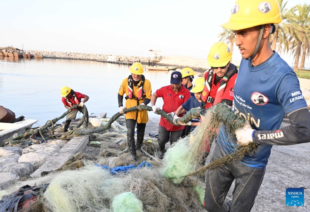 Members of the Kuwait Diving Team carry out a coastal cleanup operation at Fahaheel Beach in Ahmadi Governorate, Kuwait, June 22, 2026. (Photo: Xinhua)