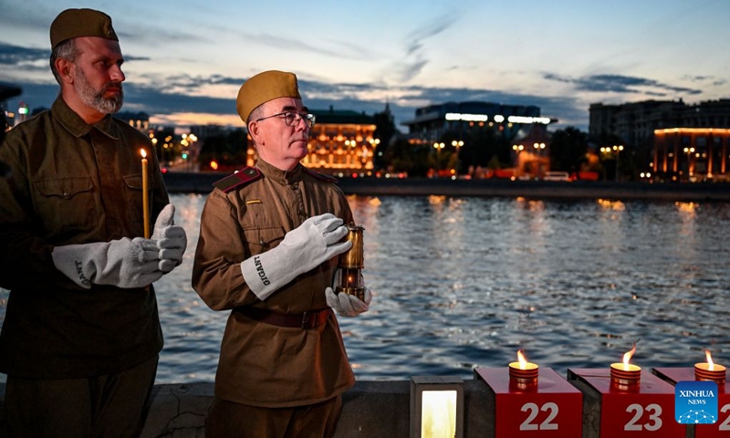 People holding lighted candles stand during the Day of Memory and Sorrow event on Krymskaya Embankment, Moscow, Russia, June 21, 2026. Monday marks the 85th anniversary of the outbreak of the Great Patriotic War. The Day of Memory and Sorrow event was held across the country. (Photo: Xinhua)