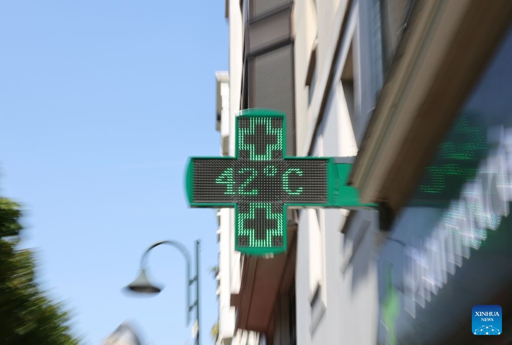 A pharmacy sign displays the outdoor temperature of 42 degrees Celsius in Paris, France, on June 22, 2026. (Photo: Xinhua)