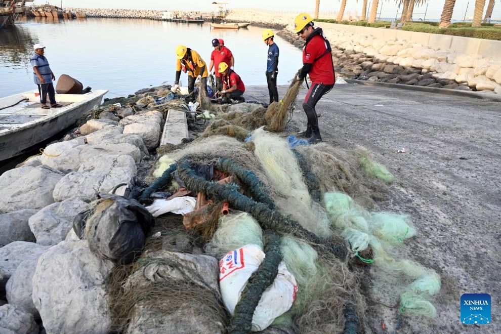 Members of the Kuwait Diving Team carry out a coastal cleanup operation at Fahaheel Beach in Ahmadi Governorate, Kuwait, June 22, 2026. (Photo: Xinhua)