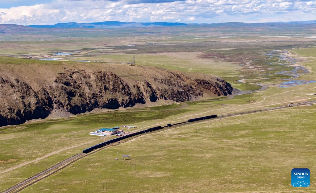 An aerial drone photo taken on June 18, 2026 shows a train passing a barrack of the railway protection team in Seni District of Nagqu, southwest China's Xizang Autonomous Region. (Photo: Xinhua)