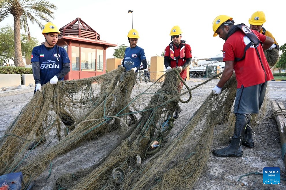 Members of the Kuwait Diving Team carry out a coastal cleanup operation at Fahaheel Beach in Ahmadi Governorate, Kuwait, June 22, 2026. (Photo: Xinhua)