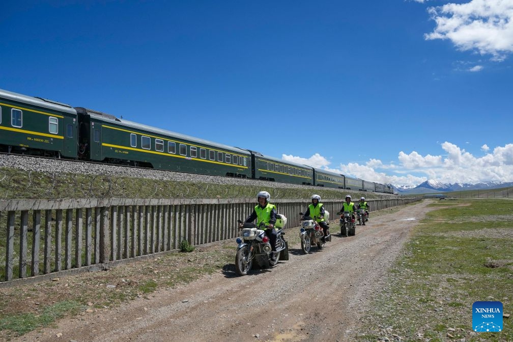 Members of a railway protection team patrol in Seni District of Nagqu, southwest China's Xizang Autonomous Region, June 18, 2026. (Photo: Xinhua)