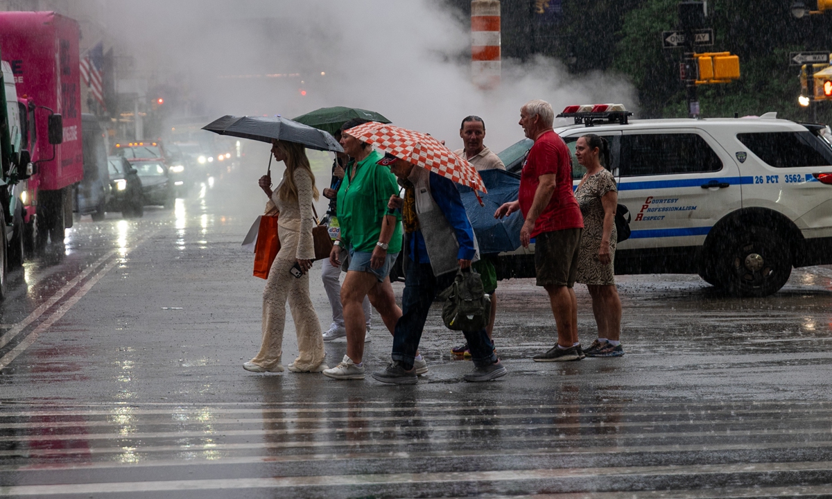 People walk through the rain along 5th Avenue in Manhattan in New York, the US, on June 22, 2026. Monday's severe weather has come and gone, but that doesn't mean the system is leaving the area. The city is under a Flood Watch until 6 am, according to CBS. Photo: VCG