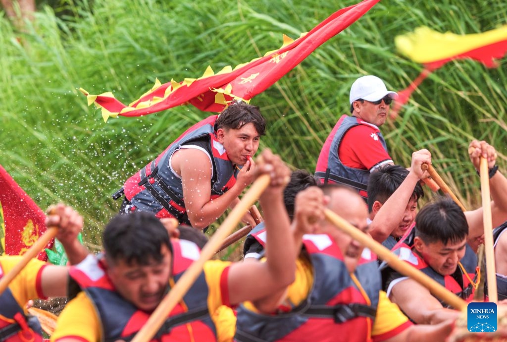 Anwar Kurban (R) celebrates after finishing the 2026 dragon boat race on Hongyan River in Korla City, northwest China's Xinjiang Uygur Autonomous Region, June 20, 2026. (Photo: Xinhua)
