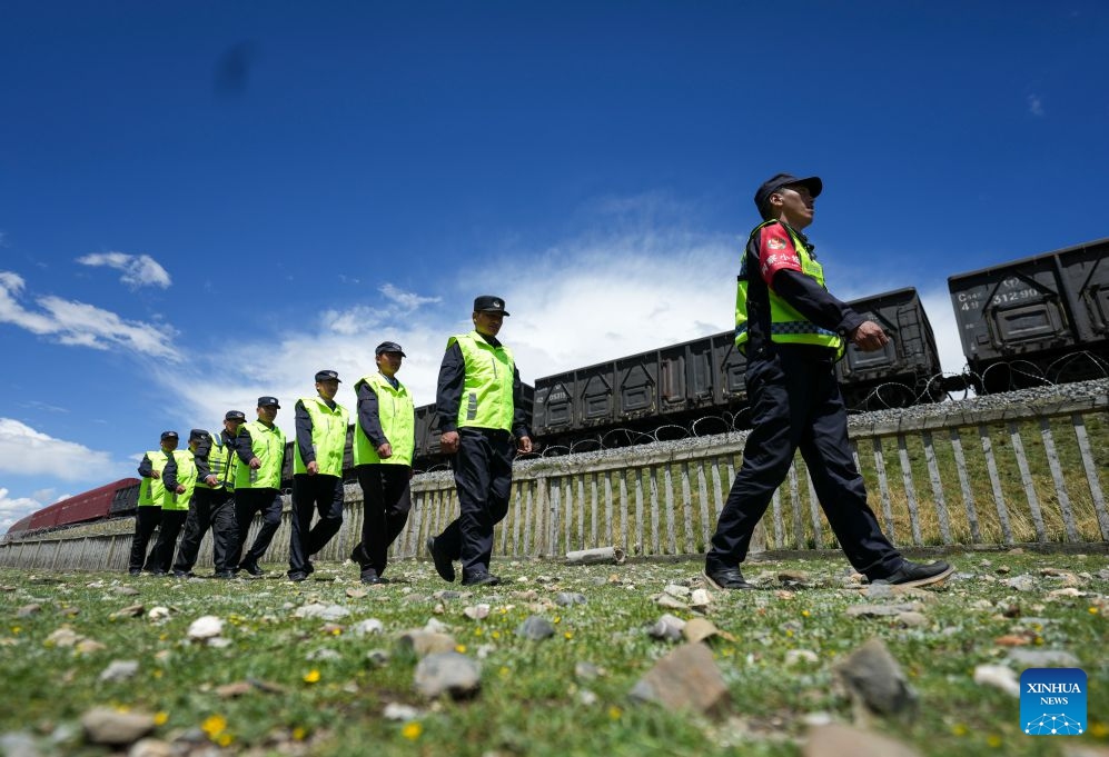 Members of a railway protection team patrol in Seni District of Nagqu, southwest China's Xizang Autonomous Region, June 18, 2026. (Photo: Xinhua)