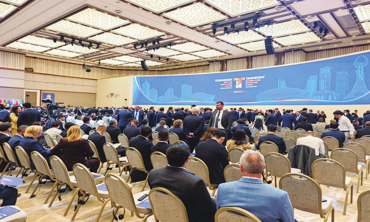 Attendees and guests converse ahead of the opening ceremony of the plenary session of the fifth Tashkent International Investment Forum in Tashkent, Uzbekistan, on June 17, 2026. Photo: Xia Wenxin/GT