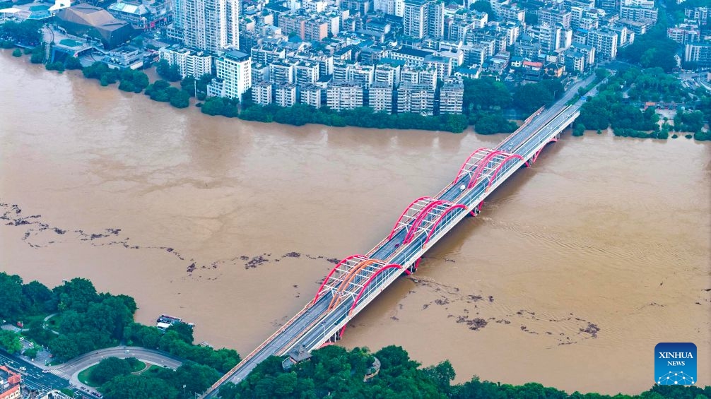 An aerial drone photo taken on June 22, 2026 shows the flood peak passing through the Liujiang River in Liuzhou, south China's Guangxi Zhuang Autonomous Region. Due to heavy rainfall, the Liuzhou hydrological station on the Liujiang River recorded the first flood peak of 2026 on Monday, with the highest water level reaching 85.64 meters, exceeding the alert line by 3.14 meters while flooding some riverfront roads. (Photo: Xinhua)