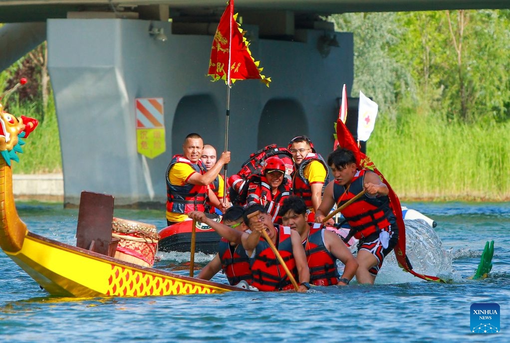 Anwar Kurban (R front) and his teammates compete during the 2026 dragon boat race on Hongyan River in Korla City, northwest China's Xinjiang Uygur Autonomous Region, June 20, 2026. (Photo: Xinhua)