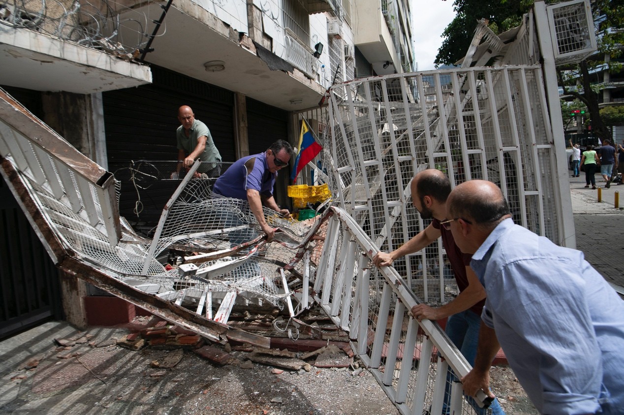 People cleaning debris in Bello Campo, Caracas, Venezuela on Thursday June 25, 2026. Photo: VCG