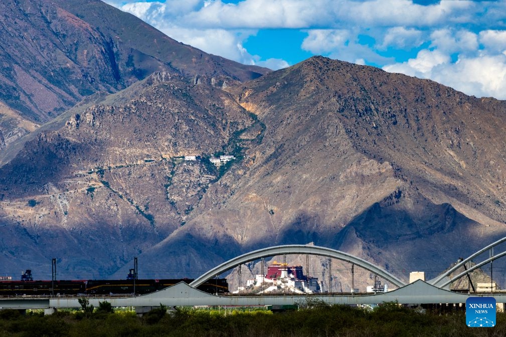 A train crossing a bridge over the Lhasa River on the Qinghai-Xizang Railway is pictured against the Potala Palace in Lhasa, southwest China's Xizang Autonomous Region, June 23, 2026. (Photo: Xinhua)