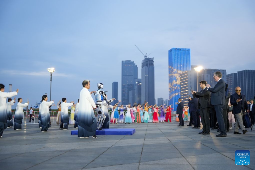 Actors and robots perform at a cultural event held during the 17th Annual Meeting of the New Champions, also known as the Summer Davos, in Dalian, northeast China's Liaoning Province, June 24, 2026. At the event, attendees enjoyed cultural shows, tried a variety of local delicacies, and swapped ideas about possible partnership opportunities. (Photo: Xinhua)