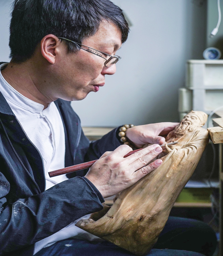 Woodcarver Ye Xiaopeng Photo: Courtesy of Ye Xiaopeng 