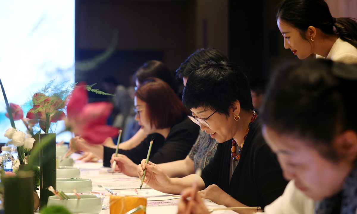 Chinese and foreign participants immerse themselves in ink painting creation, experiencing the unique aesthetic charm of traditional Chinese art.