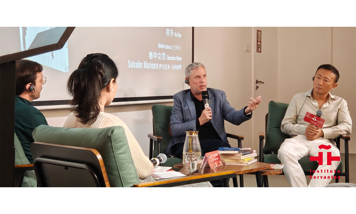 Argentine writer Guillermo Martínez (2nd from right) and Chinese author Na Duo (right) at a dialogue at the Instituto Cervantes in Shanghai on June 23, 2026 Photo: Courtesy of the Instituto Cervantes in Shanghai