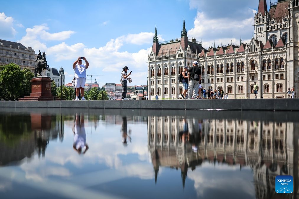 People cool off near a pool amid a heatwave in Budapest, Hungary, June 24, 2026. Hungarian authorities on Tuesday extended a nationwide second-degree heat alert until midnight on June 26 and announced that the warning level would be raised to a third-degree, the highest level, from June 27 through June 30 as extreme temperatures persist across the country. (Photo: Xinhua)