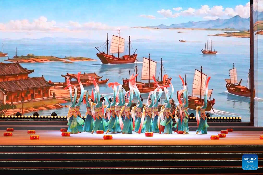 A performance is staged at a cultural event held during the 17th Annual Meeting of the New Champions, also known as the Summer Davos, in Dalian, northeast China's Liaoning Province, June 24, 2026. At the event, attendees enjoyed cultural shows, tried a variety of local delicacies, and swapped ideas about possible partnership opportunities. (Photo: Xinhua)