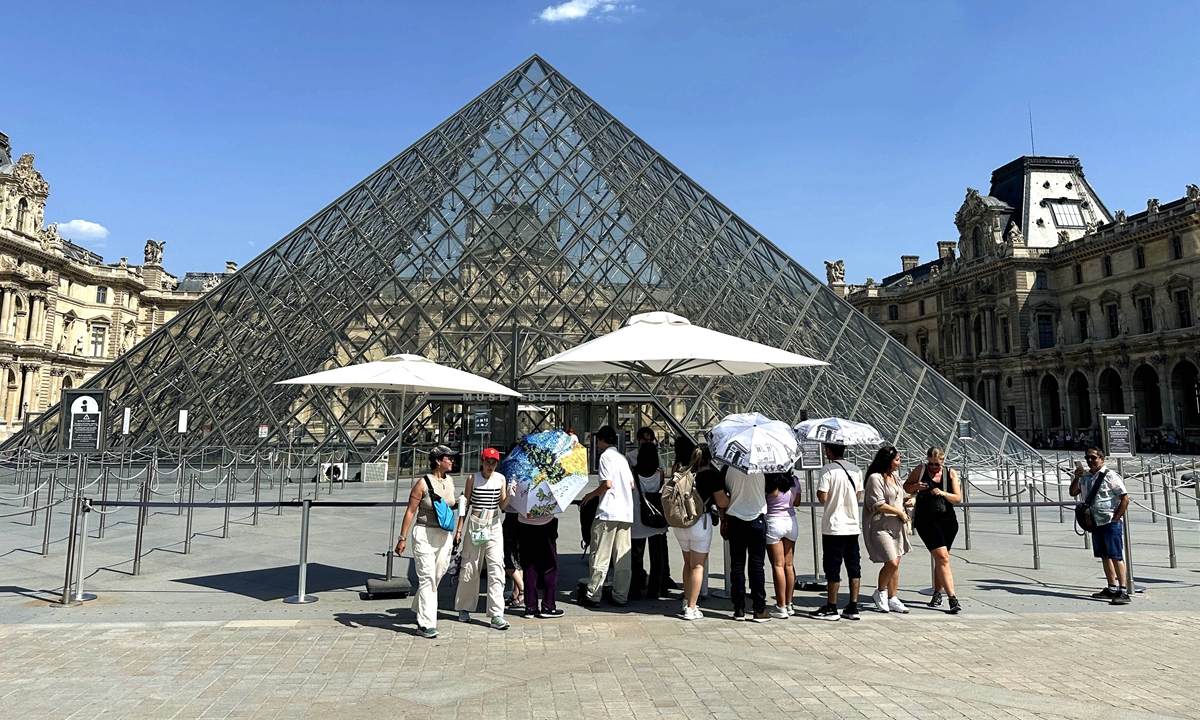 Tourists gather at the Louvre's entrance to enquire about visits after the museum brought forward its closing time due to extreme heat in Paris, France, on June 24, 2026. Paris endured another sweltering day after temperatures hit a June record of 40.9 C on Wednesday, Reuters reported. Photo: VCG