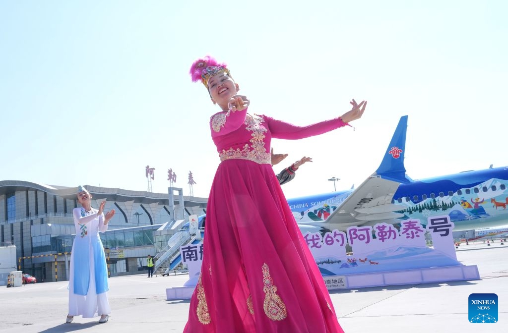 A performance is staged during the launching ceremony of a painted plane at an airport in Altay, northwest China's Xinjiang Uygur Autonomous Region, June 24, 2026. China Southern Airlines held a launching ceremony for a painted plane on Wednesday, following which the plane will operate the flight from Altay to Beijing Daxing International Airport. (Photo: Xinhua)