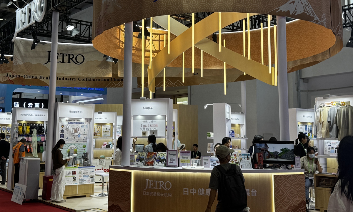 Visitors to the 4th China International Supply Chain Expo (CISCE) walk past the booths of JETRO and the Japan-China Agricultural Business Promotion Association on June 25, 2026. Photo: Liu Yang/GT