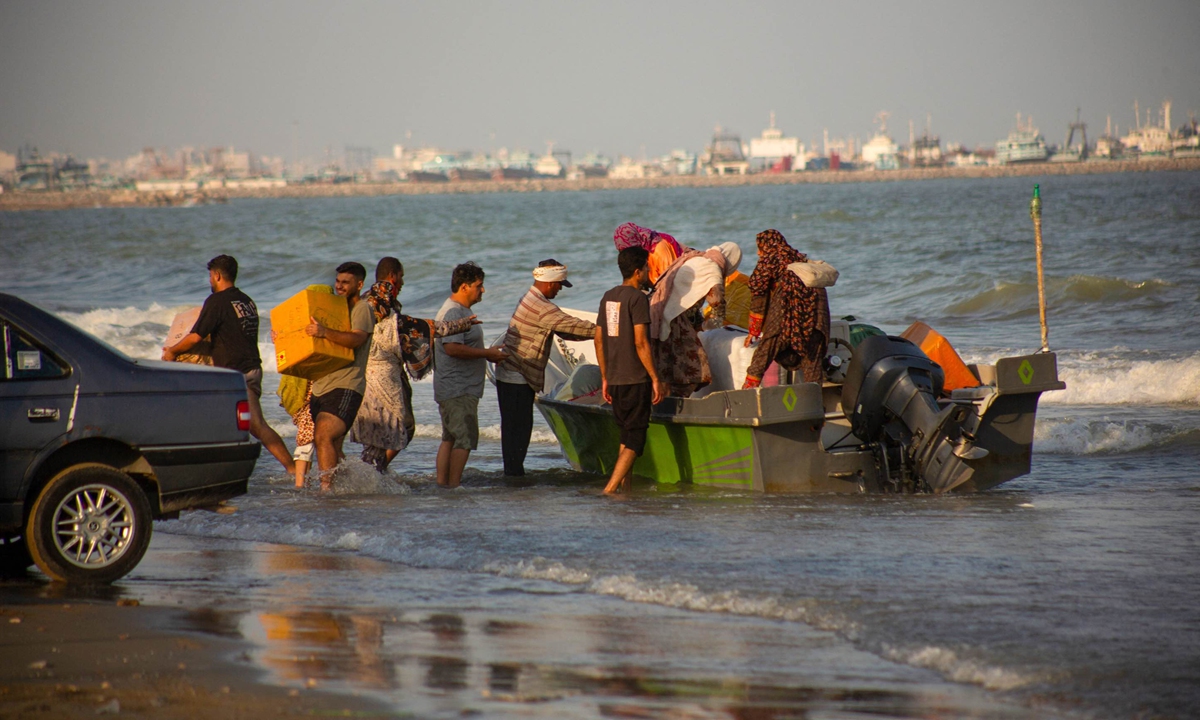 People unload goods from a small boat along the coast of Bandar Abbas, Iran, on June 25, 2026. Trade and maritime traffic between Iran and the southern shores of the Persian Gulf have resumed after a ceasefire and a memorandum of understanding eased tensions in the region, according to Reuters. Photo: IC
