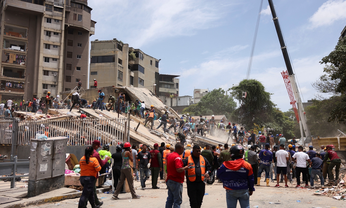 Rescue crews use cranes to remove collapsed building wreckage at a quake-damaged residential complex in Caracas, Venezuela on June 25, 2026 local time. Photo: IC