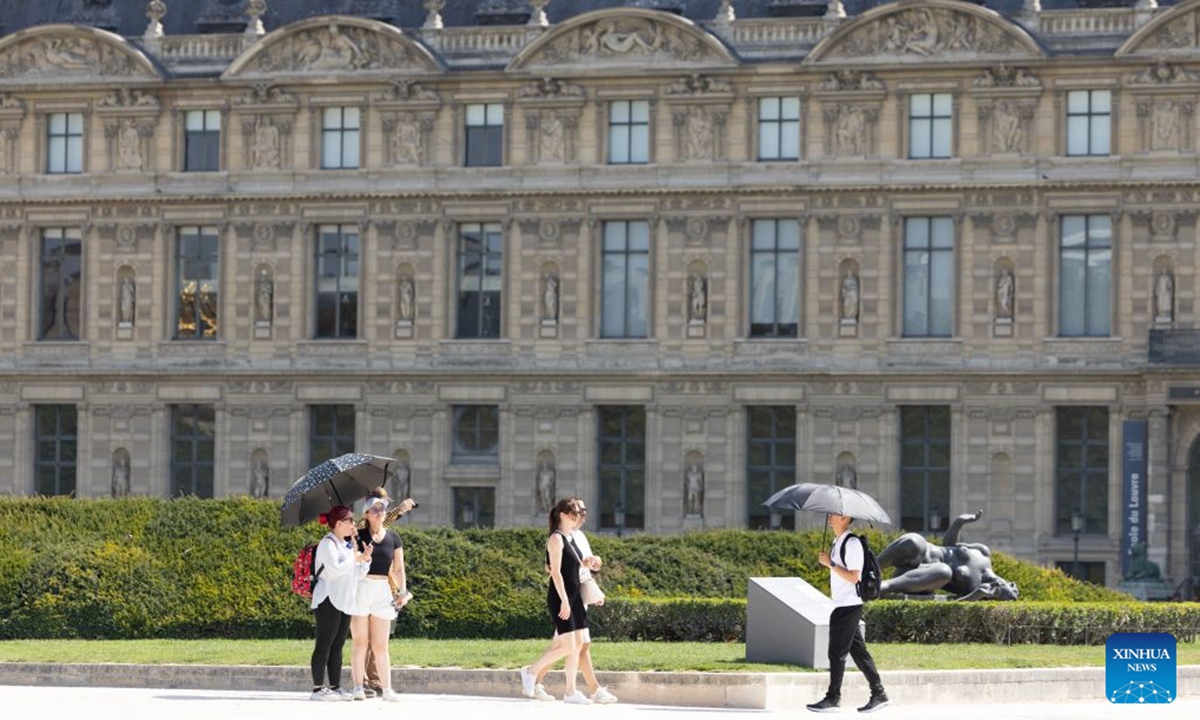 Visitors walk near the Louvre Museum amid the heatwave, in Paris, France, June 25, 2026. (Xinhua/Wu Huiwo)