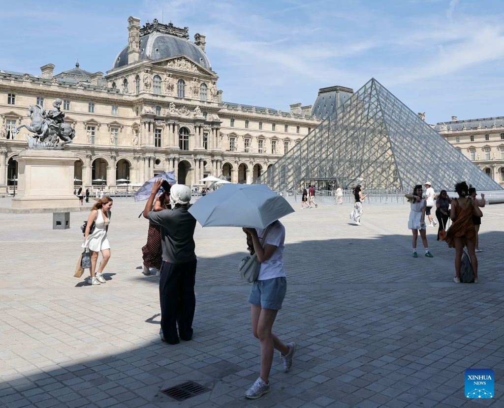 Visitors walk in front of the Louvre Museum amid the heatwave, in Paris, France, June 25, 2026. (Xinhua/Wu Huiwo)