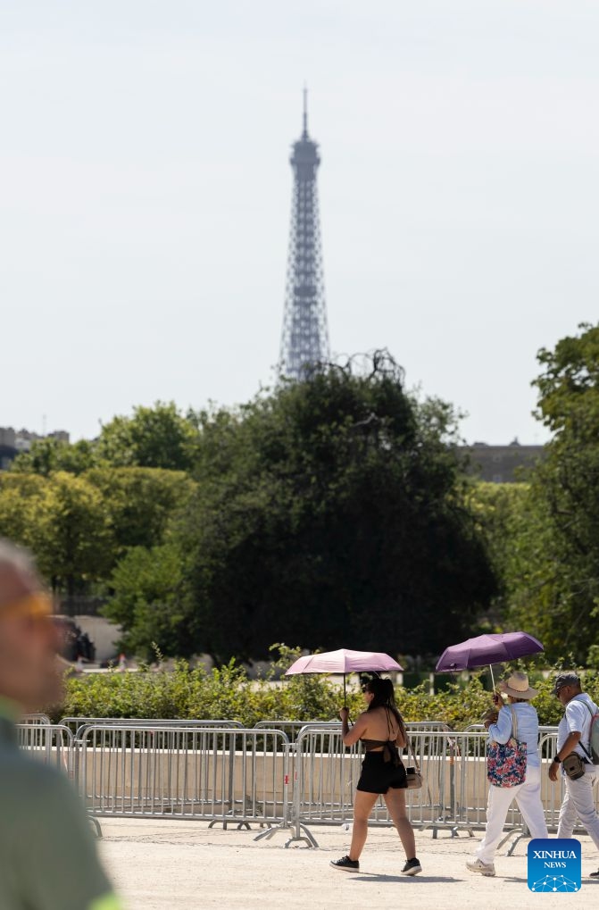 Visitors walk near the Louvre Museum amid the heatwave, in Paris, France, June 25, 2026. (Xinhua/Wu Huiwo)