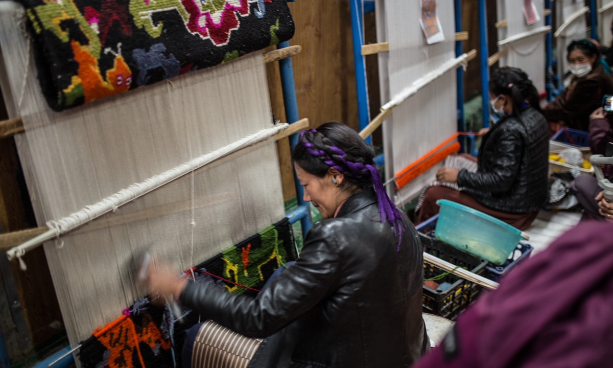 Women weave Tibetan carpets in Namling county in Xizang's Xigaze as part of industrial aid from Shandong Province. Photo: Shan Jie/GT