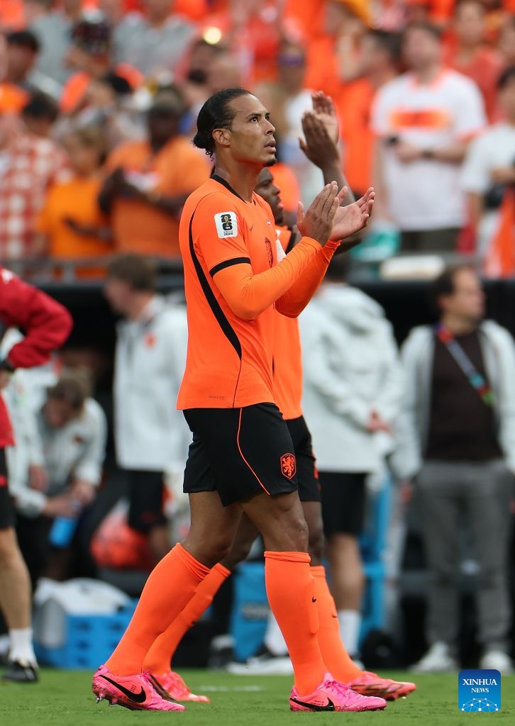 Virgil van Dijk of the Netherlands greets the audience after the group F match between the Netherlands and Tunisia at the 2026 FIFA World Cup at Kansas City Stadium in Kansas City, the United States, June 25, 2026. (Xinhua/Li Ying)