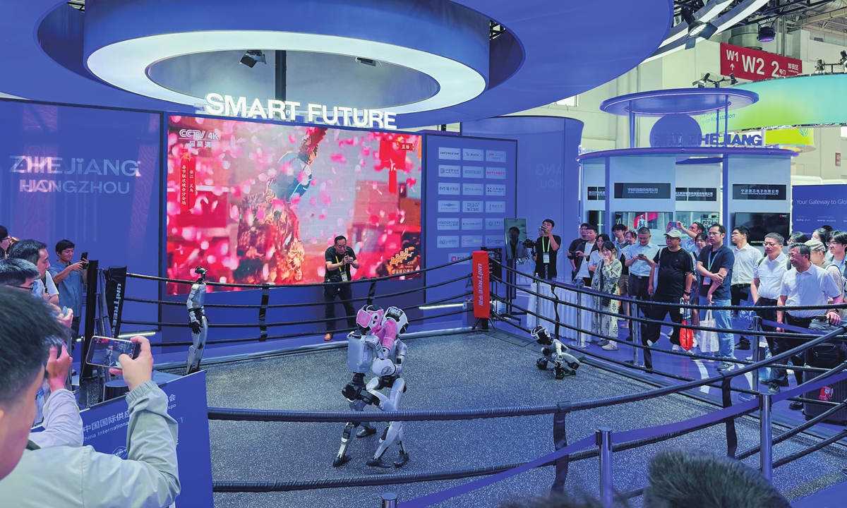 Visitors watch two humanoid robots from Unitree Robotics engage in a boxing match at the 4th China International Supply Chain Expo in Beijing on June 24, 2026. Photo: Chi Jingyi/GT