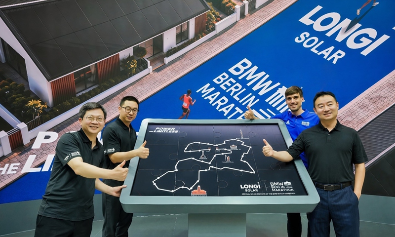 At the partnership launch ceremony (from left to right): Charles Jiang, Vice President of LONGi and President of the PV Product Management Center; Dennis She, Vice President of LONGi; Timo G?hler, BMW BERLIN-MARATHON representative; and Louis Liu, Vice President of LONGi and President of the Global Sales & Marketing Division.