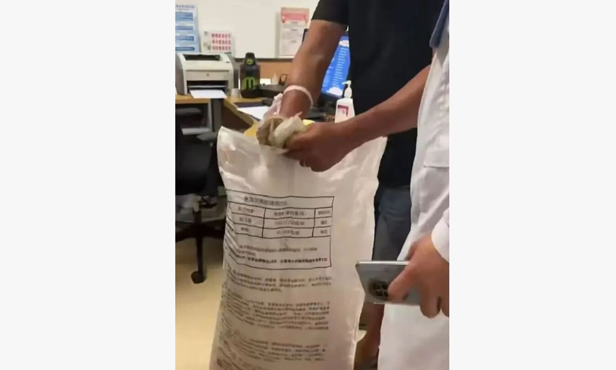 The bag with the cobra in it is brought to the doctor's office. Photo: downloaded from the official WeChat account of the People's Hospital of Yunxian.