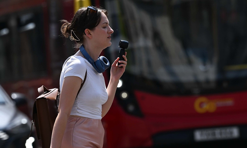 Hot weather continues to affect daily life as high temperatures persist across the London, United Kingdom on June 26, 2026. Photo: VCG