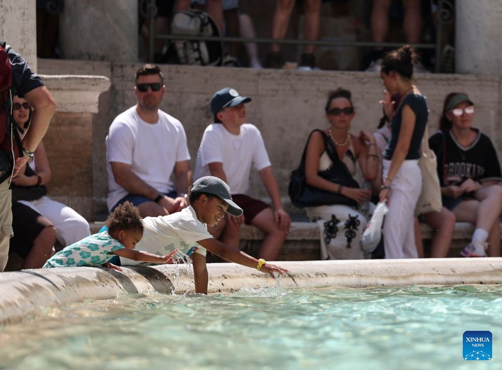 Children cool off at the Trevi Fountain amid a heatwave in Rome, Italy, June 26, 2026. (Photo: Xinhua)