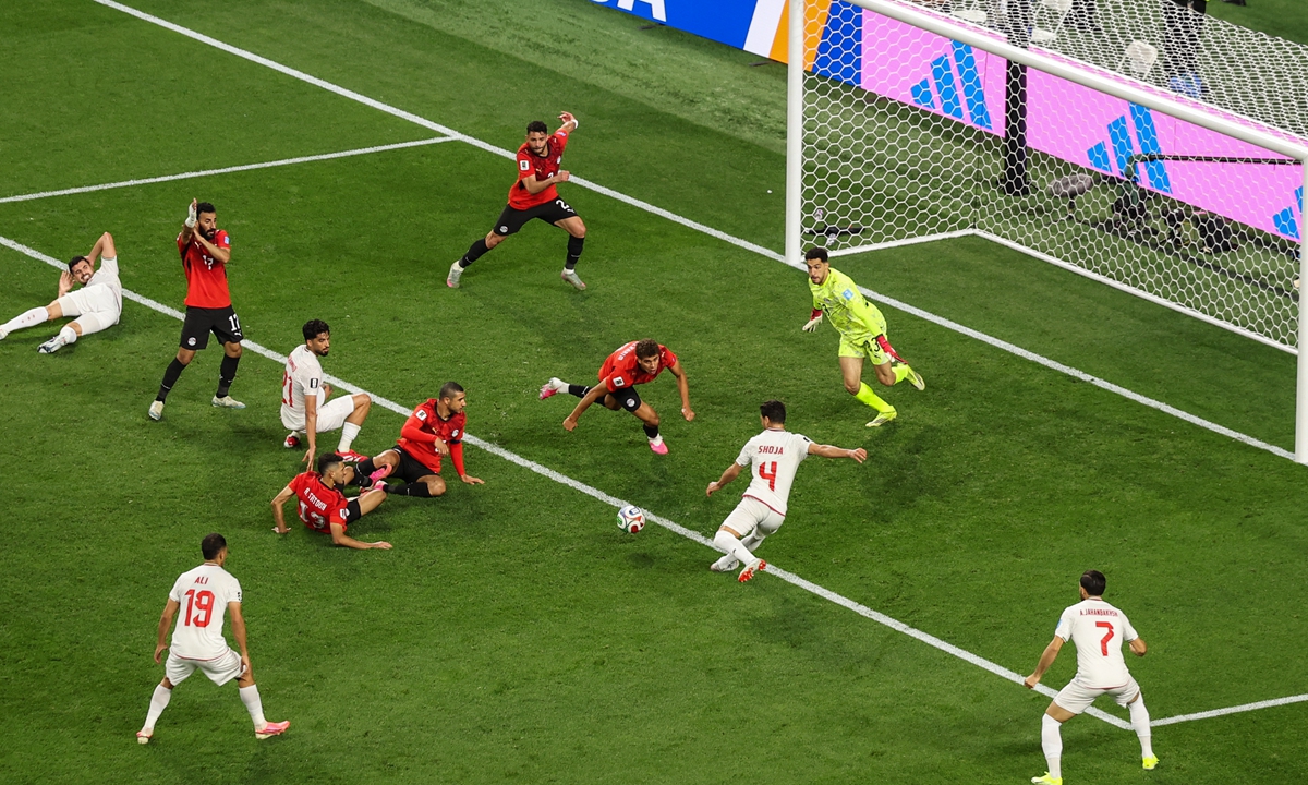 Iran's Shoja Khalilzadeh (No.4) shoots past Egypt's keeper Mostafa Shobeir (23), but the goal was ruled offside after video review during the World Cup Group G match between Egypt and Iran in Seattle, the US, on June 26, 2026. Photo: VCG