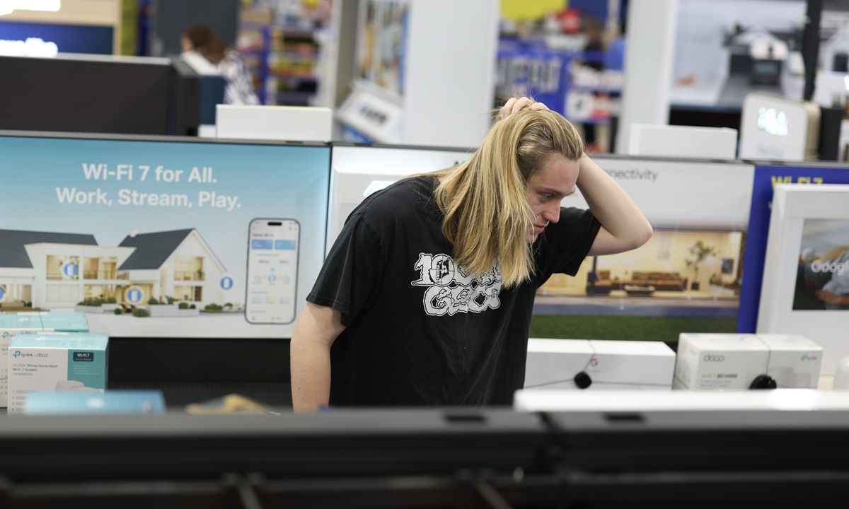 A customer does last-minute gift shopping amid high inflation in Miami, Florida, on December 23, 2025. Photo: VCG 