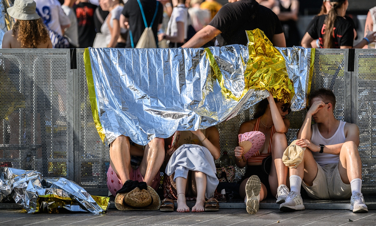 Fans of the band Kraftklub shelter from the sun under emergency tarps before the start of the concert as part of the 2026 Sterben in Karl-Marx-Stadt Open Air festival at Rudolf-Harbig Stadium in Germany on June 27, 2026. Photo: VCG