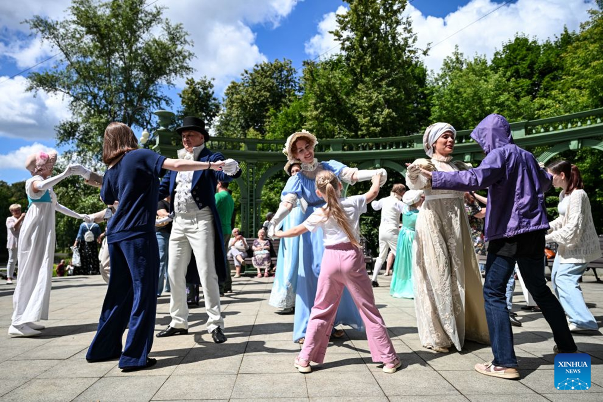 Visitors learn traditional dances from performers at Ostankino Park in Moscow, Russia, on June 28, 2026. From June 27 to 28, a variety of events were held at Ostankino Park to mark the Sheremetev Festival. (Xinhua/Feng Kaihua)

