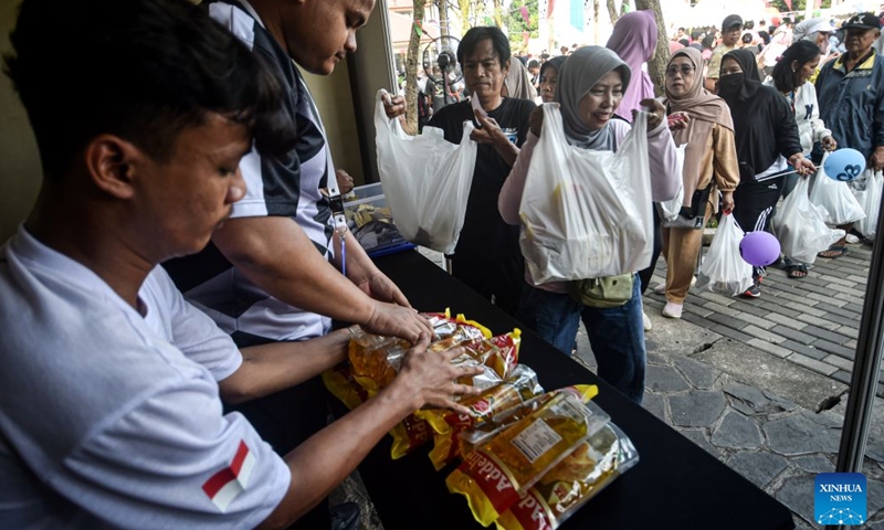 People line up to buy cooking oil in South Tangerang, Banten Province, Indonesia, June 28, 2026. The National Food Agency (Bapanas) has distributed 1.02 million tonnes of government rice reserves as of the third week of June 2026 as part of an ongoing effort to stabilize market supplies and prices. (Xinhua/Agung Kuncahya B.)

