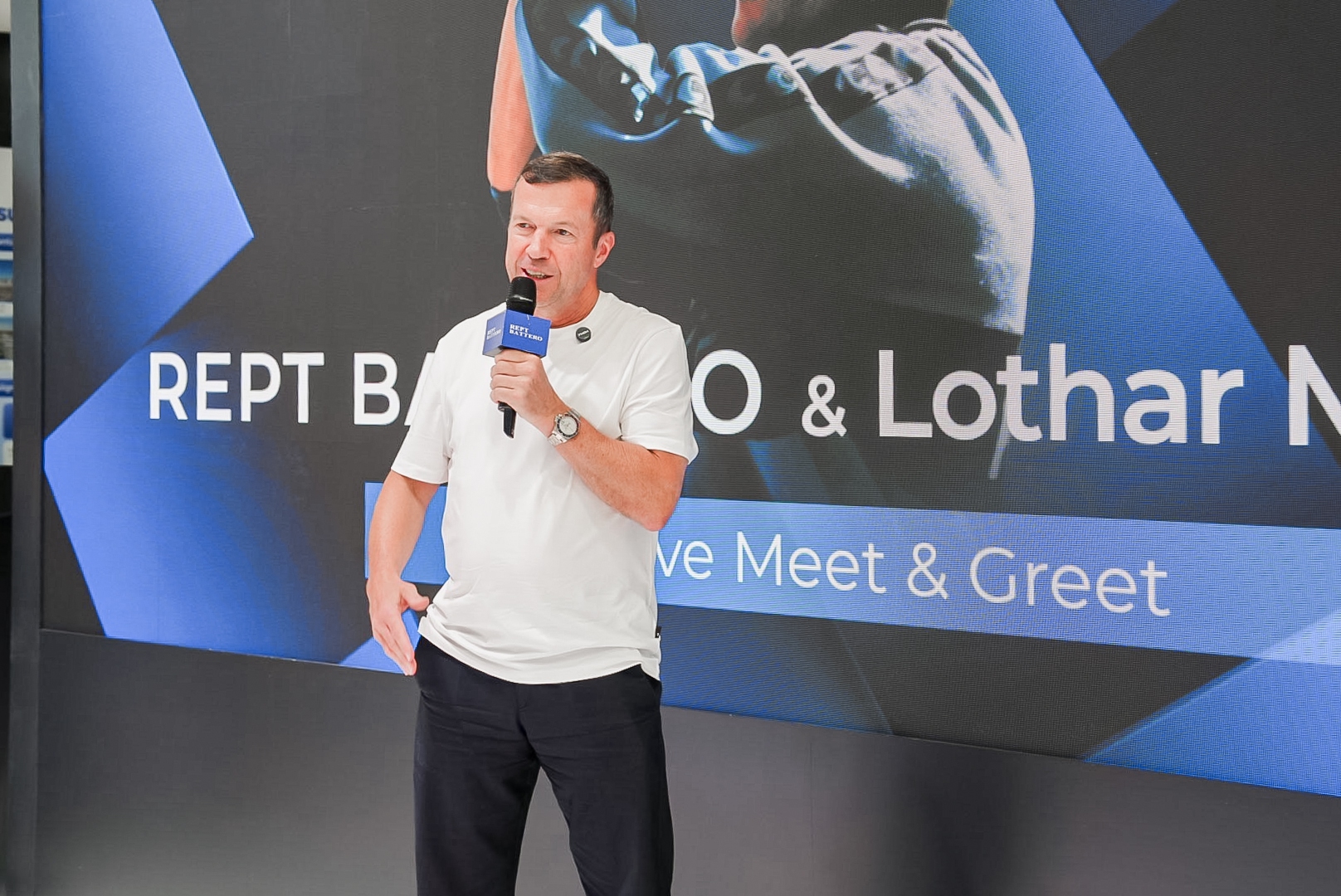 Lothar Matth?us meets the audience at the REPT BATTERO booth