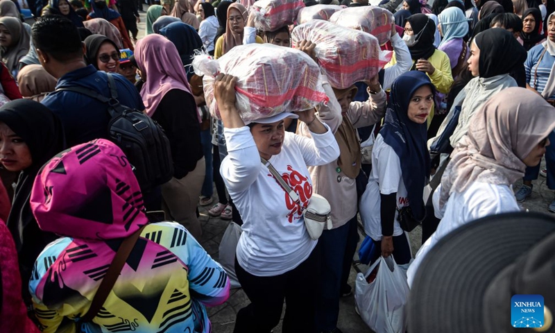 People carry food purchased in South Tangerang, Banten Province, Indonesia, June 28, 2026. The National Food Agency (Bapanas) has distributed 1.02 million tonnes of government rice reserves as of the third week of June 2026 as part of an ongoing effort to stabilize market supplies and prices. (Xinhua/Agung Kuncahya B.)

