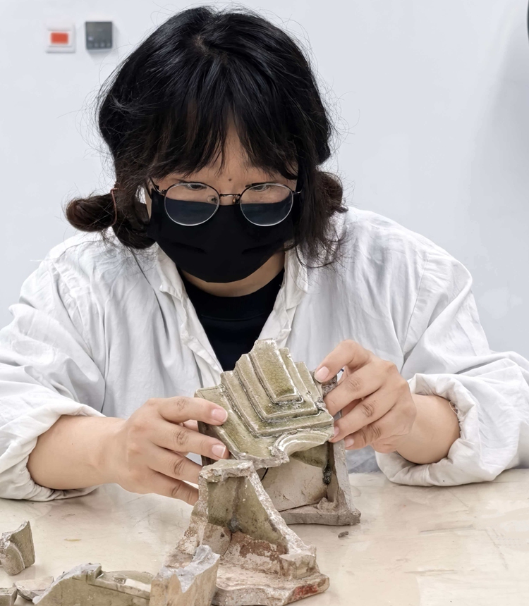 Conservator Cao Yuanyuan restores a ceramic artifact.  Photo: Courtesy of Cao Yuanyuan 