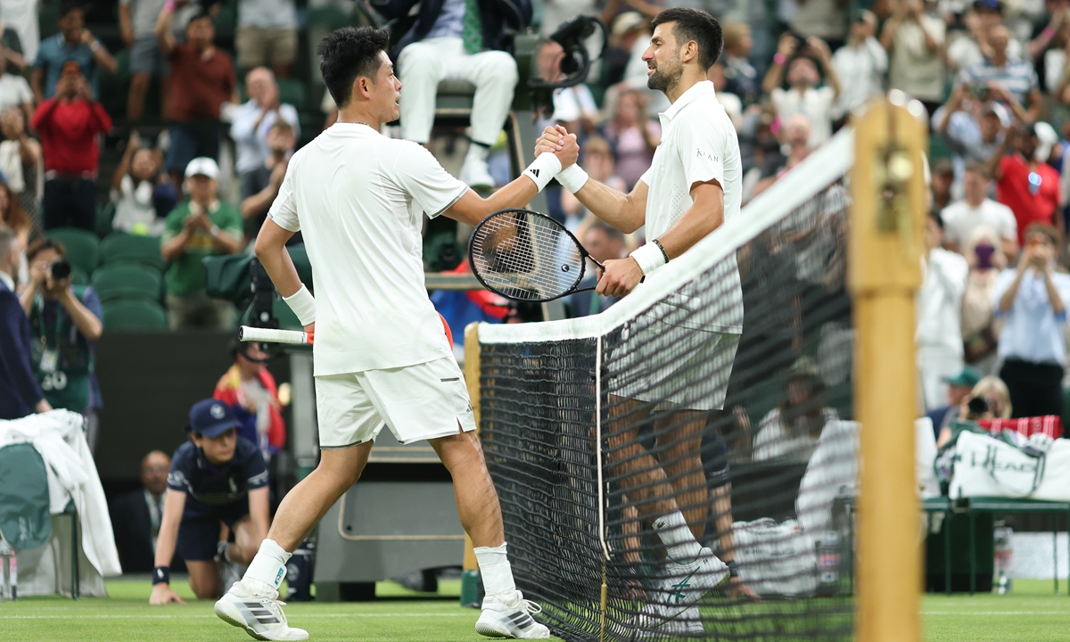 Novak Djokovic (right) of Serbia shakes hands with Wu Yibing of China after the men's singles first round match at the Wimbledon Championships in London, Britain, June 29, 2026. Photo: VCG