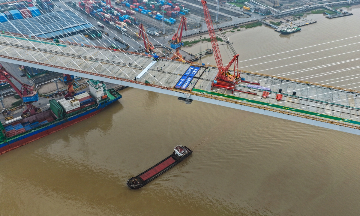 The Yongjiang Grand Bridge, a key part of the Hangzhou-Ningbo expressway extension in Ningbo, East China's Zhejiang Province, achieves closure on June 30, 2026, after the final steel-concrete composite girder segment was precisely installed. The 1,730-meter-long three-tower asymmetric cable-stayed bridge features two main spans of 540 and 570 meters, setting a world record for its class. Photo: VCG