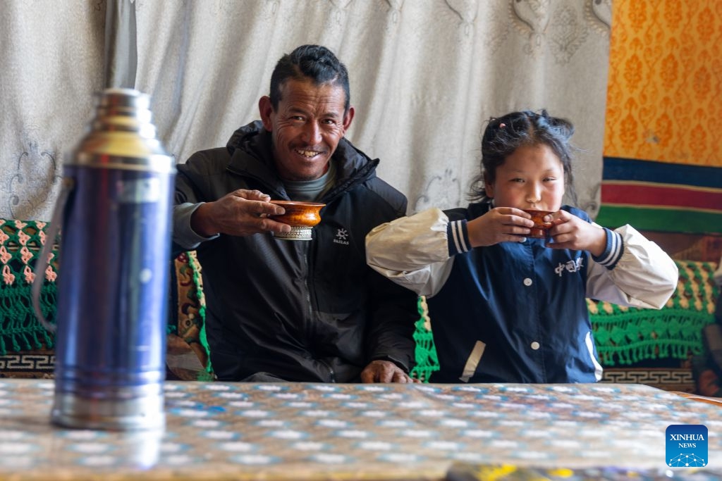 Pasang Tsering drinks tea with his daughter at home in Gurum Township of Lhasa, southwest China's Xizang Autonomous Region, June 20, 2026. (Photo: Xinhua)