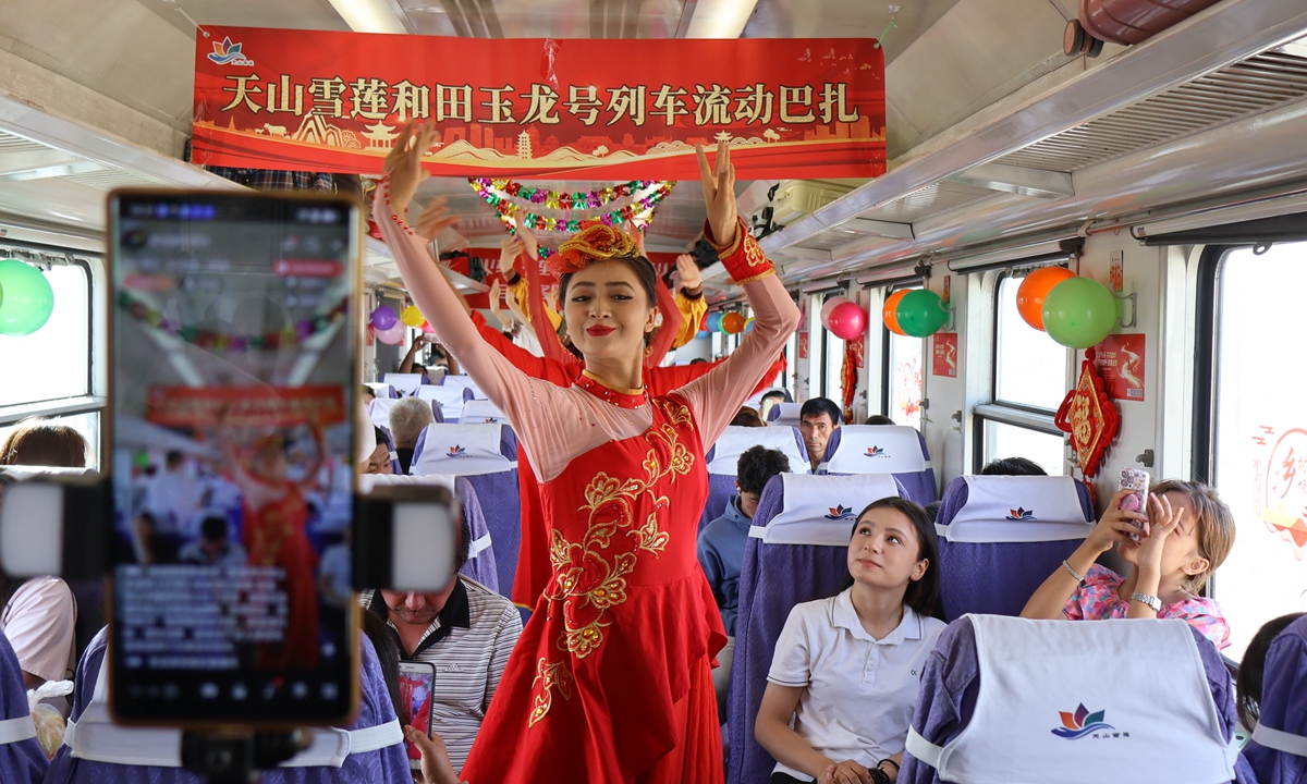 Dance and singing performances are staged at the mobile bazaar on the slow train No. 7558 in Northwest China's Xinjiang Uygur Autonomous Region, on June 25, 2026. Photo: Lin Xiaoyi/GT